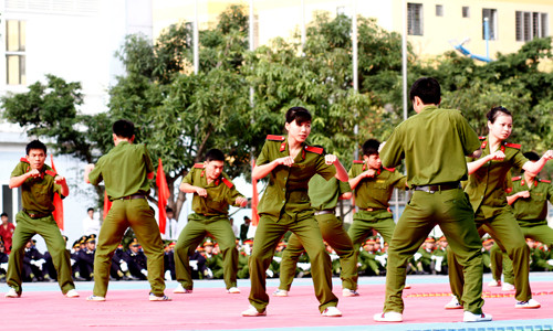 Trong các màn trình diễn là sự tham gia của nữ học viên - những bông hoa thép