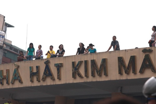 Trên nóc nhà hát Kim Mã