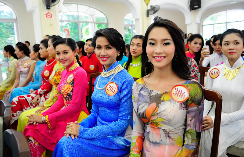 Thu Thảo cùng các thí sinh rạng rỡ tại buổi họp báo trước Chung kết Hoa hậu VN, chiều 20-8