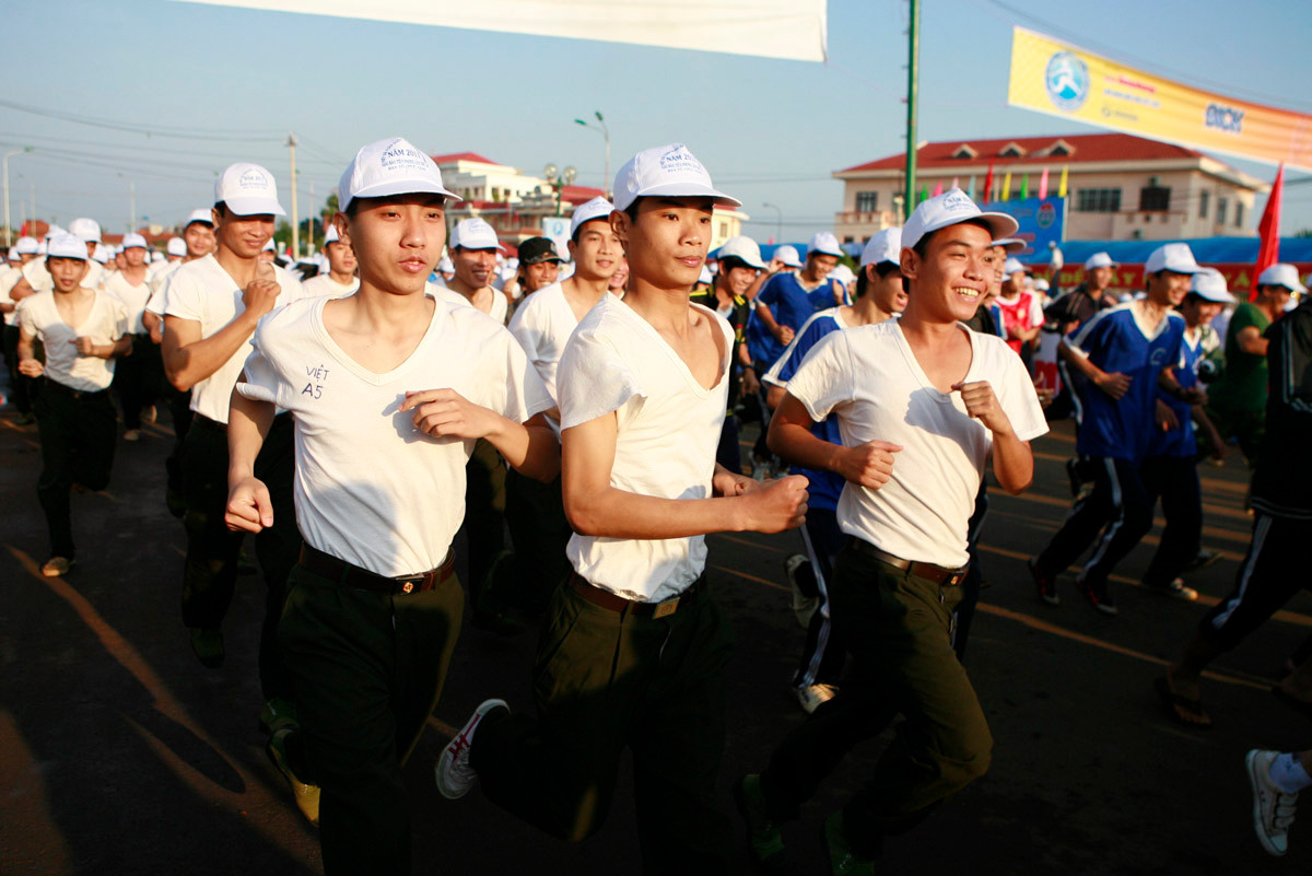 Cán bộ, quân và dân Đăk Nông chạy đồng hành để hưởng ứng giải việt dã và bán marathon báo Tiền Phong. Ảnh: Hồng Vĩnh