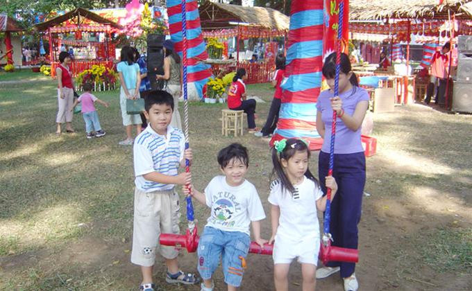 Hình tượng gà được kết thành từ các đóa hoa đủ màu sắc Rực rỡ sắc mai vàng mùa xuân Đài phun nước trang trí hình hoa sen Lựa chọn mua câu đối về treo ngày xuân Hồn nhiên tuổi thơ đón Tết Rộn ràng điệu nhảy sạp ngày xuân Trò chơi cà kheo đầy thử thách và thú vị Các em nhỏ hồn nhiên bên xích đu tiên Cuộc thi gói bánh chưng và bánh tét thu hút rất đông người xem Anh bộ đội khéo tay đang chăm chút cho chiếc bánh của mình Một thành viên xinh đẹp của nhóm Lọ Lem cũng đang nhiệt tình tham gia Đông đảo người dân thành phố tham quan Hội Hoa