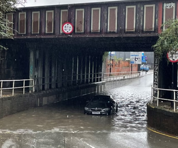 Một chiếc ô tô bị mắc kẹt trong nước ngập lụt do bão Babet ở Sheffield (Anh). Ảnh: PA. Một chiếc ô tô bị mắc kẹt trong nước ngập lụt do bão Babet ở Sheffield (Anh). Ảnh: PA.