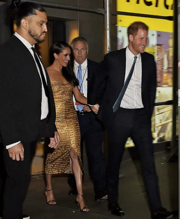 Harry - Meghan vui vẻ lúc rời sự kiện. Ảnh: Getty.