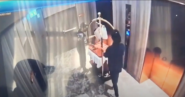 Nhóm bắt cóc nhét Wang vào thùng đựng hành lý rồi đẩy ra khỏi căn hộ của anh ta. Ảnh: Khaosod.