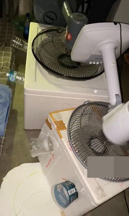 Nam sinh viên này đã làm hẳn 2 chiếc "điều hòa". Ảnh: Daniel. Nam sinh viên này đã làm hẳn 2 chiếc "điều hòa". Ảnh: Daniel.
