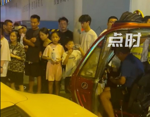 Ông cụ gây lỗi (trên chiếc xe đỏ) định bỏ chạy khỏi hiện trường. Ảnh: Weibo. Ông cụ gây lỗi (trên chiếc xe đỏ) định bỏ chạy khỏi hiện trường. Ảnh: Weibo.