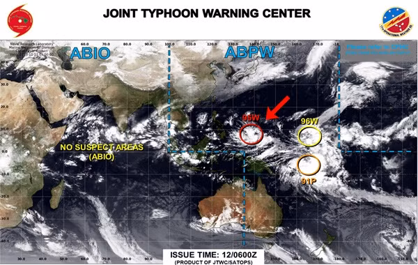JTWC cảnh báo về 3 vùng áp thấp cùng ở Thái Bình Dương và đều đang có khả năng mạnh lên, trong đó áp thấp 95W màu đỏ là có khả năng mạnh lên nhanh nhất. Ảnh: JTWC.