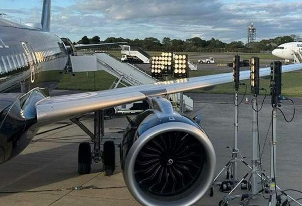 Các ô cửa sổ bị hư hại được cho là vì người ta đã dùng đèn quay phim không đúng quy định. Ảnh: AAIB.