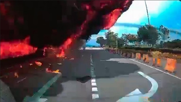 Máy bay lập tức bốc cháy dữ dội khi rơi xuống. Ảnh: Sky News. Máy bay lập tức bốc cháy dữ dội khi rơi xuống. Ảnh: Sky News.