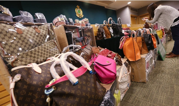 Nhiều túi "hàng hiệu" giả đã bị phát hiện ở Hong Kong (Trung Quốc). Ảnh: Felix Wong.