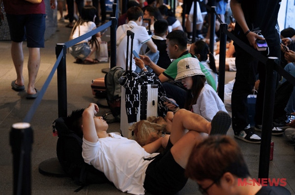 Buổi đêm có người tranh thủ ngủ, có người quyết thức trắng để chờ mua máy. Buổi đêm có người tranh thủ ngủ, có người quyết thức trắng để chờ mua máy.