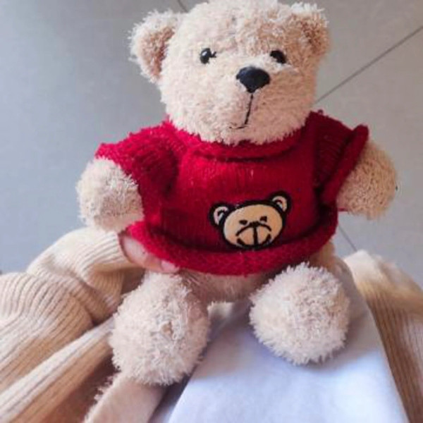 Người chủ cửa hàng đã giữ lại chú gấu bông suốt một thập kỷ. Ảnh: Weibo. Người chủ cửa hàng đã giữ lại chú gấu bông suốt một thập kỷ. Ảnh: Weibo.