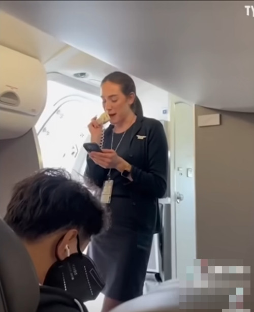 Tất cả mọi người trên chuyến bay đều phải chờ chỉ vì vụ cãi nhau vặt. Ảnh: TYT Sports. Tất cả mọi người trên chuyến bay đều phải chờ chỉ vì vụ cãi nhau vặt. Ảnh: TYT Sports.