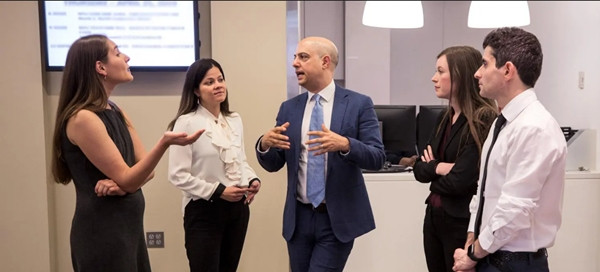 Bác sĩ Parnia (giữa) trò chuyện với các đồng nghiệp ở ĐH New York. Ảnh: NY Post. Bác sĩ Parnia (giữa) trò chuyện với các đồng nghiệp ở ĐH New York. Ảnh: NY Post.