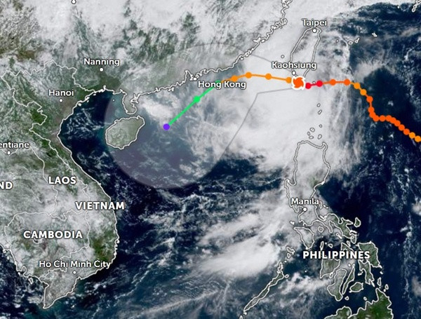 Dự báo sáng 5/10 về đường đi của bão Koinu (xoáy ốc màu cam là vị trí hiện tại). Ảnh: Zoom Earth. Dự báo sáng 5/10 về đường đi của bão Koinu (xoáy ốc màu cam là vị trí hiện tại). Ảnh: Zoom Earth.