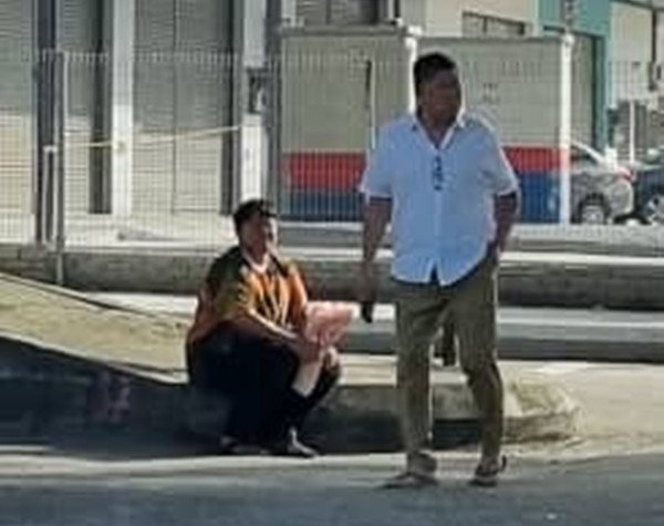 Bé trai kiên nhẫn ngồi chờ mẹ đến đón. Ảnh: Kentang. Bé trai kiên nhẫn ngồi chờ mẹ đến đón. Ảnh: Kentang.