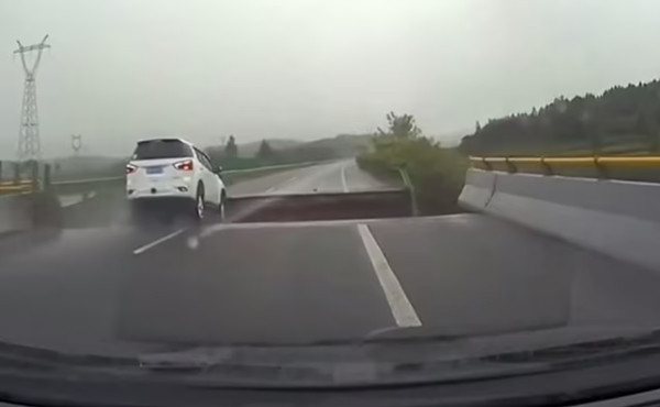 Xe không kịp phanh nên lao xuống lỗ hổng lớn trên cầu. Ảnh: ABCNews.