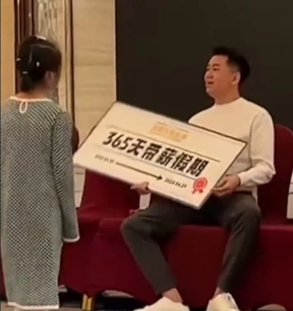 Về chỗ ngồi rồi mà vẫn chưa tin nổi. Ảnh: Douyin.