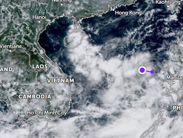 Nhiễu động nhiệt đới mới xuất hiện, đang di chuyển hướng về phía nước ta (hình tròn lớn màu tím là vị trí của nó vào chiều 23/9). Ảnh: Zoom Earth. Nhiễu động nhiệt đới mới xuất hiện, đang di chuyển hướng về phía nước ta (hình tròn lớn màu tím là vị trí của nó vào chiều 23/9). Ảnh: Zoom Earth.
