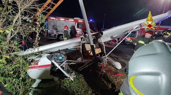 Đội cứu hộ phải cắt máy bay bị nạn để cứu hành khách ra. Ảnh: Mail Online. Đội cứu hộ phải cắt máy bay bị nạn để cứu hành khách ra. Ảnh: Mail Online.