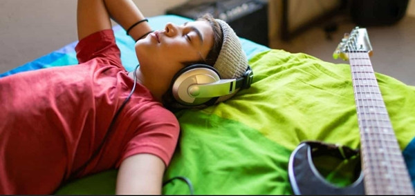 Nghe những bản nhạc nhẹ nhàng là cách xoa dịu tâm trạng và tâm hồn. Ảnh: NewportAcademy.