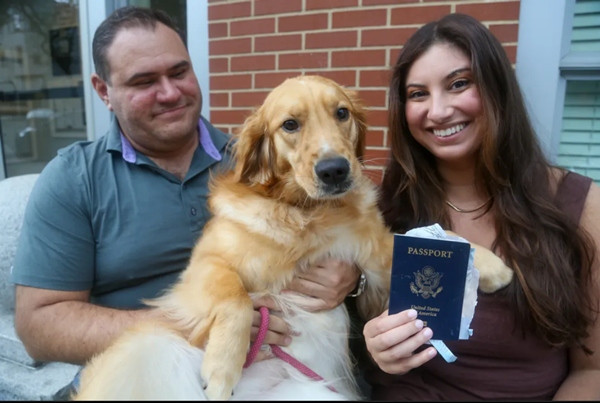 Anh Donato, chị Magda và thủ phạm cùng cuốn hộ chiếu rách. Ảnh: Boston Herald. Anh Donato, chị Magda và thủ phạm cùng cuốn hộ chiếu rách. Ảnh: Boston Herald.