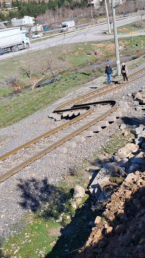 Đường ray biến thành hình chữ S. Ảnh: Twitter.