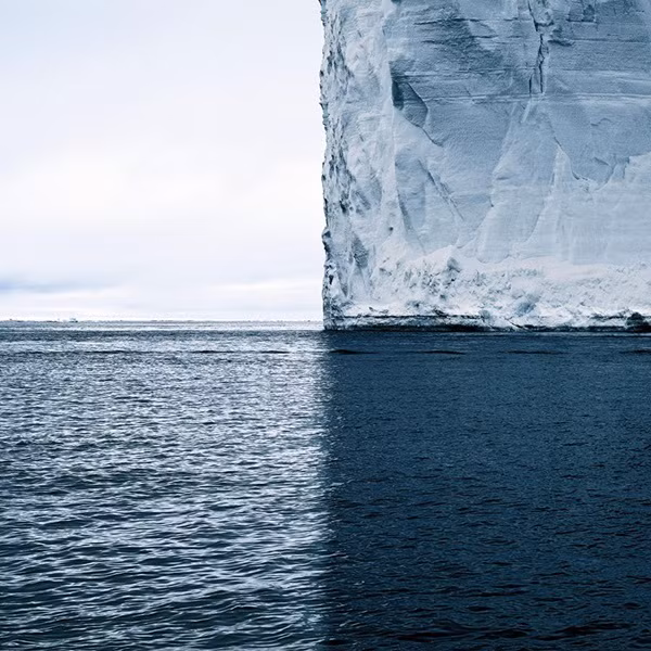 Tác phẩm "Bắc/ Nam" hoặc "Các sắc thái màu xanh" chụp tảng băng của nhiếp ảnh gia David Burdeny người Canada. Tác phẩm "Bắc/ Nam" hoặc "Các sắc thái màu xanh" chụp tảng băng của nhiếp ảnh gia David Burdeny người Canada.