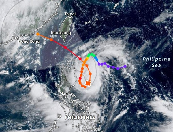 Đường đi hiện tại và dự báo của bão Saola (xoáy ốc màu cam là vị trí của bão vào sáng nay). Ảnh: Zoom Earth. Đường đi hiện tại và dự báo của bão Saola (xoáy ốc màu cam là vị trí của bão vào sáng nay). Ảnh: Zoom Earth.