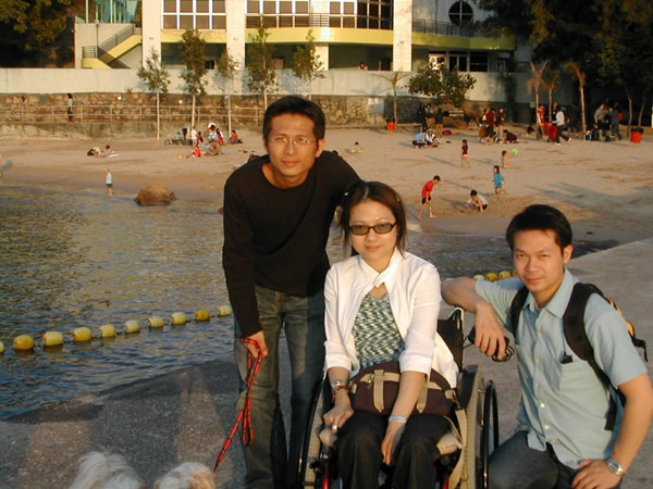 Yim chụp ảnh cùng anh trai và em trai sau vụ tai nạn. Ảnh: Rabi Yim. Yim chụp ảnh cùng anh trai và em trai sau vụ tai nạn. Ảnh: Rabi Yim.