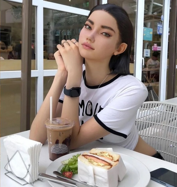 Người mẫu ảo được xây dựng để có cuộc sống như người thật. Ảnh: Instagram.