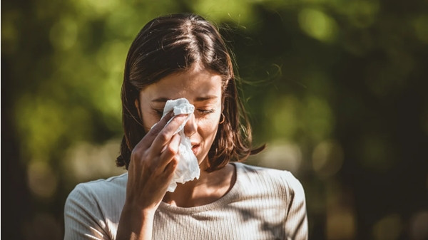 Các triệu chứng giống cảm cúm mà đi kèm với cảm giác ngứa (mũi, mắt, họng) có thể là do dị ứng. Ảnh: Getty. Các triệu chứng giống cảm cúm mà đi kèm với cảm giác ngứa (mũi, mắt, họng) có thể là do dị ứng. Ảnh: Getty.