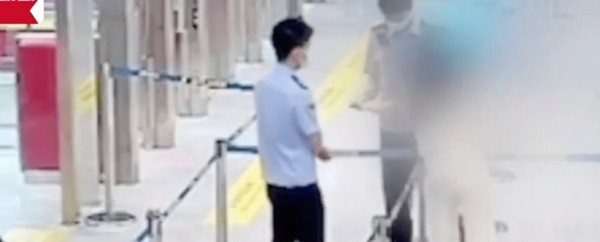 Người phụ nữ đã rất lo lắng khi bị kiểm tra hộ chiếu ở sân bay tại Bắc Kinh (Trung Quốc). Ảnh: Weibo. Người phụ nữ đã rất lo lắng khi bị kiểm tra hộ chiếu ở sân bay tại Bắc Kinh (Trung Quốc). Ảnh: Weibo.