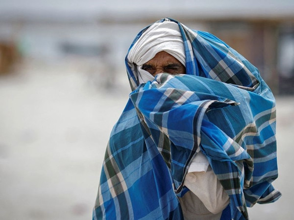 Người dân ở bang Uttar Pradesh (Ấn Độ) cũng phải dùng khăn che mặt cho đỡ nắng dù họ đã quen với thời tiết nóng bức của mùa Hè. Ảnh: Reuters.