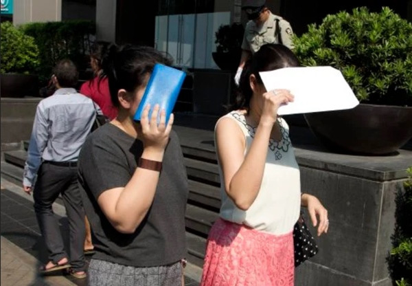 Người dân cố che nắng khi đi bộ ở Bangkok (Thái Lan). Ảnh: AP. Người dân cố che nắng khi đi bộ ở Bangkok (Thái Lan). Ảnh: AP.