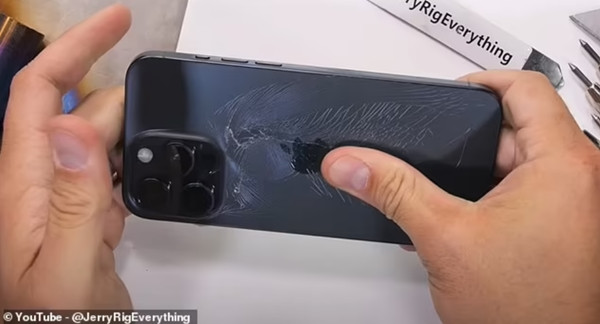 Có lẽ ai đã mua iPhone 15 Pro Max đều nên nhẹ tay với nó. Ảnh: Zack Nelson. Có lẽ ai đã mua iPhone 15 Pro Max đều nên nhẹ tay với nó. Ảnh: Zack Nelson.