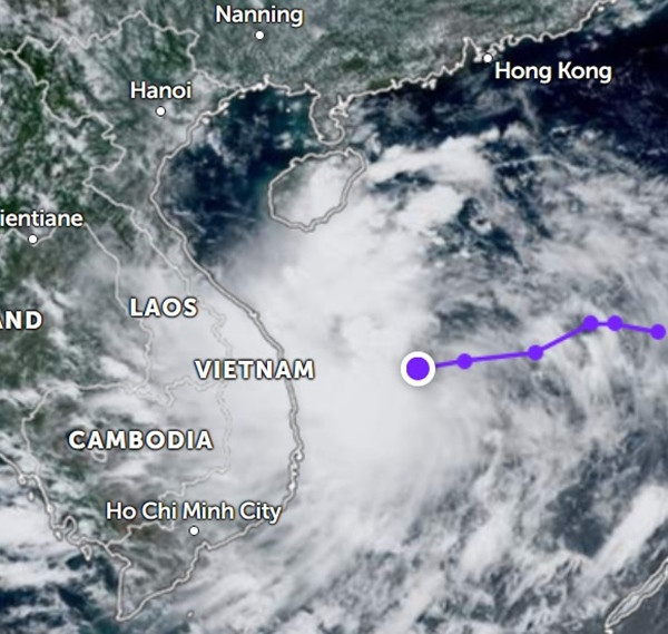 Nhiễu động nhiệt đới trên Biển Đông (chấm tròn lớn màu tím là vị trí của nó vào chiều 24/9). Ảnh: Zoom Earth. Nhiễu động nhiệt đới trên Biển Đông (chấm tròn lớn màu tím là vị trí của nó vào chiều 24/9). Ảnh: Zoom Earth.