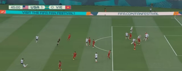Trọng tài biên cho rằng có lỗi việt vị (của cầu thủ Mỹ) ở tình huống này. Ảnh: YouTube.
