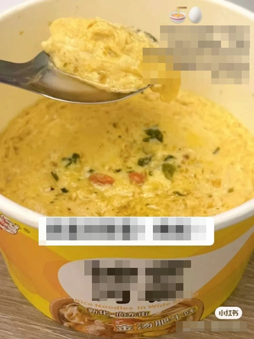 Theo Chuang, xem clip thì món mì ăn liền kem trứng có vẻ rất dễ. Ảnh: The Paper.