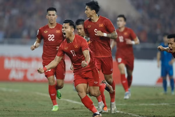 ĐT Việt Nam tất nhiên sẽ chơi "all-in" trong trận lượt về ở Thái Lan. Ảnh: AFF Mitsubishi Electric Cup. ĐT Việt Nam tất nhiên sẽ chơi "all-in" trong trận lượt về ở Thái Lan. Ảnh: AFF Mitsubishi Electric Cup.
