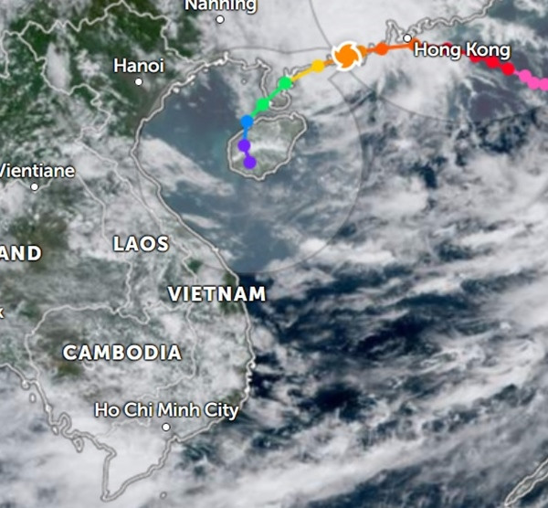 Dự báo sáng 2/9 về đường đi của bão số 3, hình xoáy ốc màu cam là vị trí hiện tại của bão. Ảnh: Zoom Earth. Dự báo sáng 2/9 về đường đi của bão số 3, hình xoáy ốc màu cam là vị trí hiện tại của bão. Ảnh: Zoom Earth.