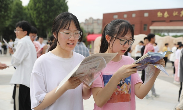 Thí sinh cố ôn bài trong những phút trước khi thi gaokao vào sáng 7/6. Ảnh: Global Times.