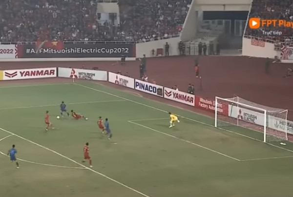 Thủ môn Văn Lâm mặc áo vàng trong trận Chung kết lượt đi. Ảnh: YouTube. Thủ môn Văn Lâm mặc áo vàng trong trận Chung kết lượt đi. Ảnh: YouTube.