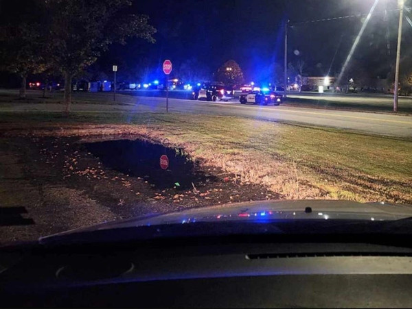 Nhiều xe cảnh sát đã đến một hiện trường. Ảnh: Nichoel Wyman Arel. Nhiều xe cảnh sát đã đến một hiện trường. Ảnh: Nichoel Wyman Arel.