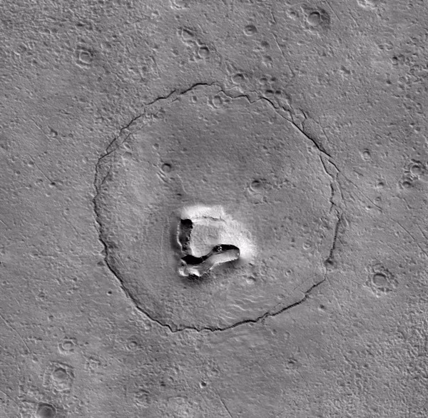 Khuôn mặt gấu (bông) trên sao Hỏa. Ảnh: NASA/ JPL-Caltech/ UArizona.