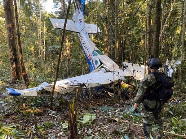 Đội cứu hộ ở hiện trường. Ảnh: Colombian Army.