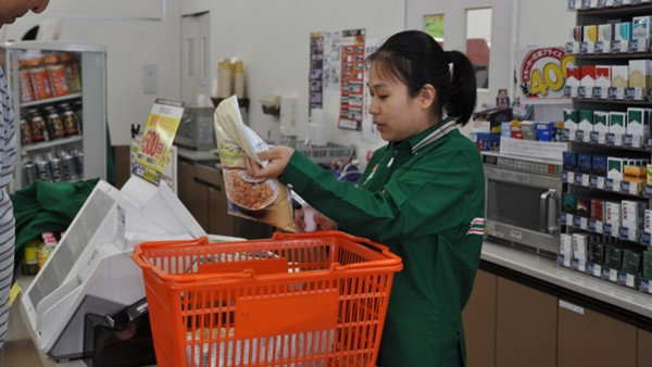 Trong cửa hàng tiện lợi mà không có tiền mới lạ. Ảnh minh họa: Kyodo News. Trong cửa hàng tiện lợi mà không có tiền mới lạ. Ảnh minh họa: Kyodo News.