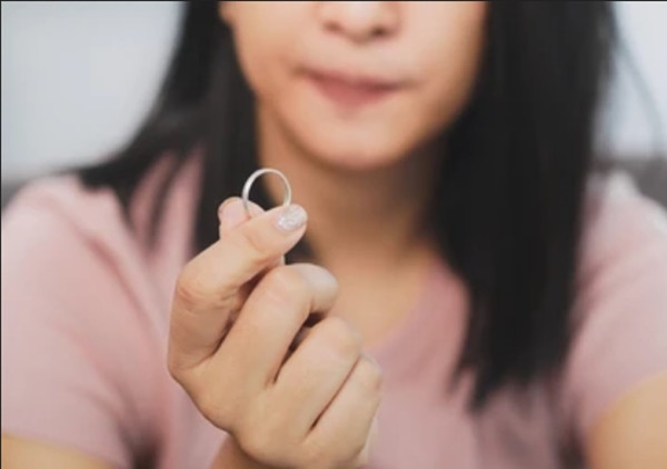 Cô gái thất vọng vì người yêu đòi phải trả nửa tiền nhẫn cầu hôn. Ảnh minh họa: Shutterstock. Cô gái thất vọng vì người yêu đòi phải trả nửa tiền nhẫn cầu hôn. Ảnh minh họa: Shutterstock.