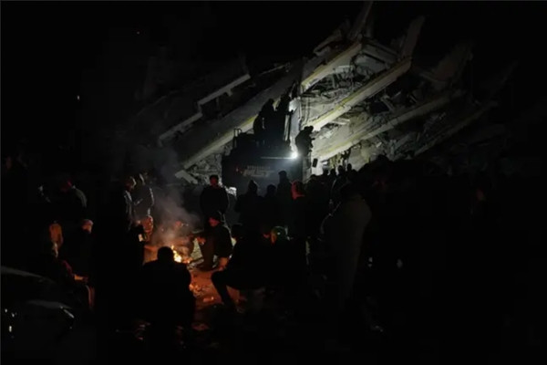 Các đội cứu hộ vẫn đang tích cực làm việc ở Thổ Nhĩ Kỳ. Ảnh: ZUMA Press Inc/ Alamy.