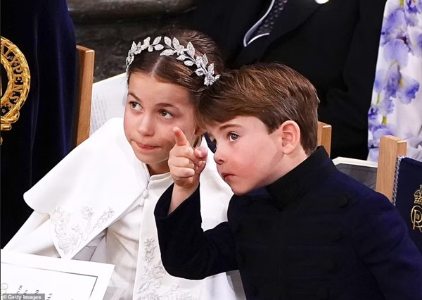 Charlotte trông nom em trai suốt cả buổi lễ. Ảnh: Getty.